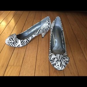 Naturalizer black white 50s inspired kitten heels